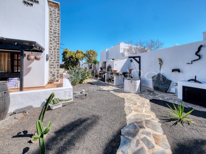 4 bedroom Villa for sale in Costa Teguise with garage - € 895,000 (Ref: 8498985)