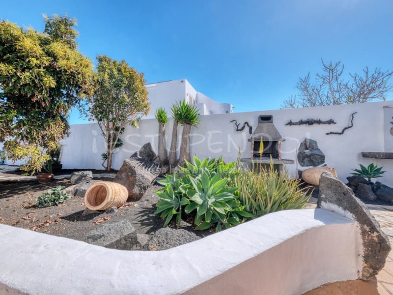 4 bedroom Villa for sale in Costa Teguise with garage - € 895,000 (Ref: 8498985)