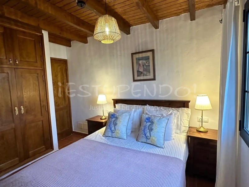 4 bedroom Villa for sale in Costa Teguise with garage - € 895,000 (Ref: 8498985)