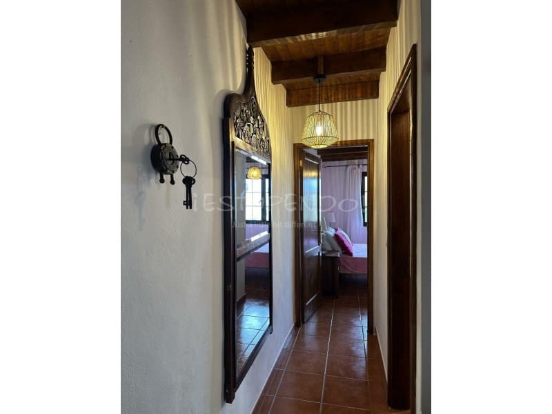 4 bedroom Villa for sale in Costa Teguise with garage - € 895,000 (Ref: 8498985)