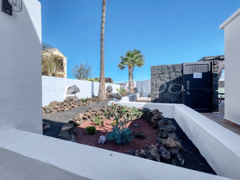 4 bedroom Villa for sale in Costa Teguise with garage - € 895,000 (Ref: 8498985)