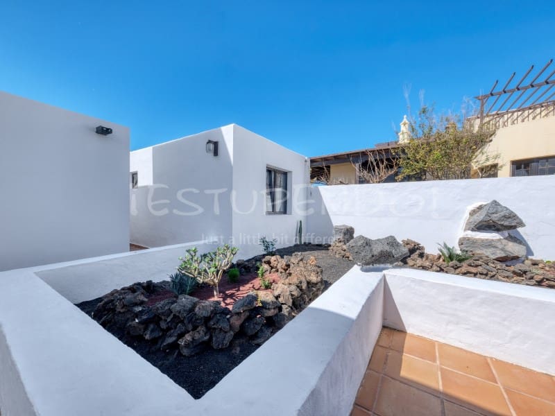 4 bedroom Villa for sale in Costa Teguise with garage - € 895,000 (Ref: 8498985)