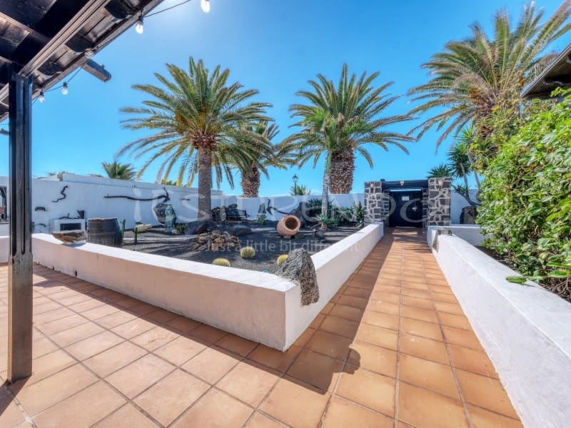 4 bedroom Villa for sale in Costa Teguise with garage - € 895,000 (Ref: 8498985)