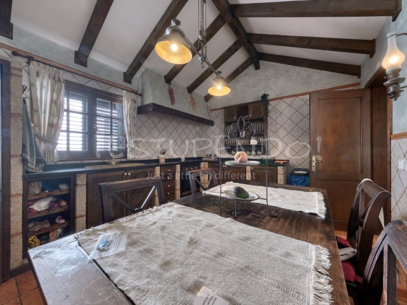 4 bedroom Villa for sale in Costa Teguise with garage - € 895,000 (Ref: 8498985)