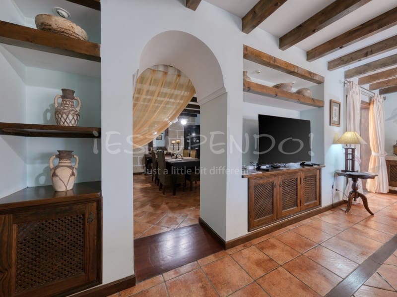 4 bedroom Villa for sale in Costa Teguise with garage - € 895,000 (Ref: 8498985)