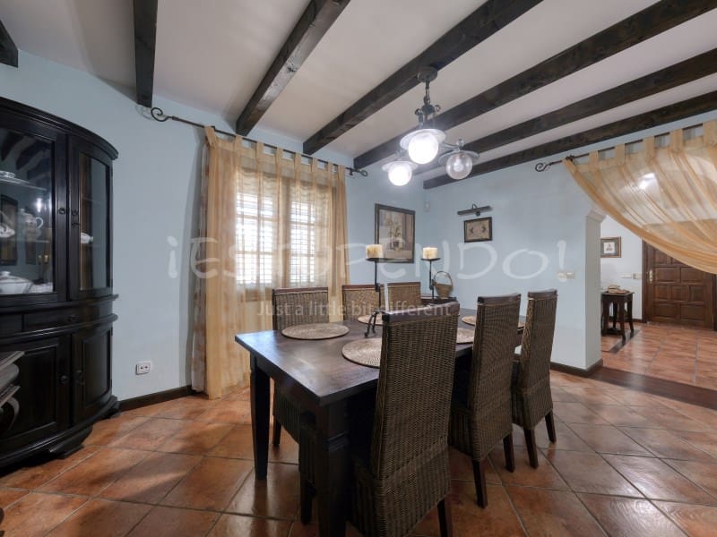 4 bedroom Villa for sale in Costa Teguise with garage - € 895,000 (Ref: 8498985)