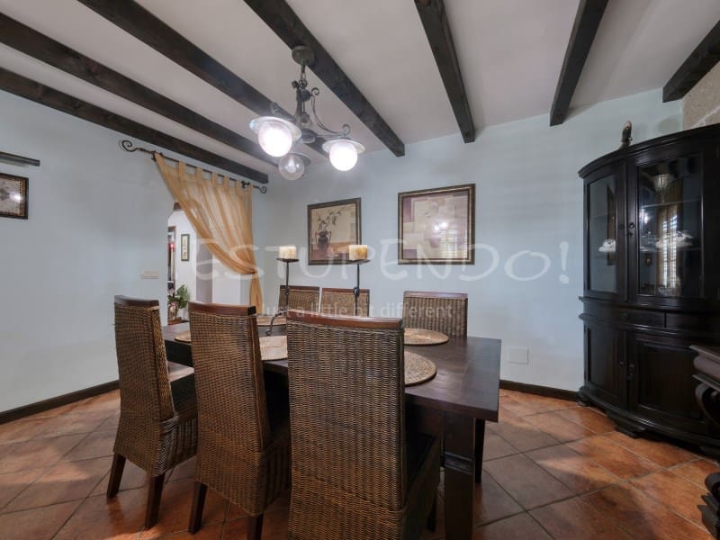 4 bedroom Villa for sale in Costa Teguise with garage - € 895,000 (Ref: 8498985)