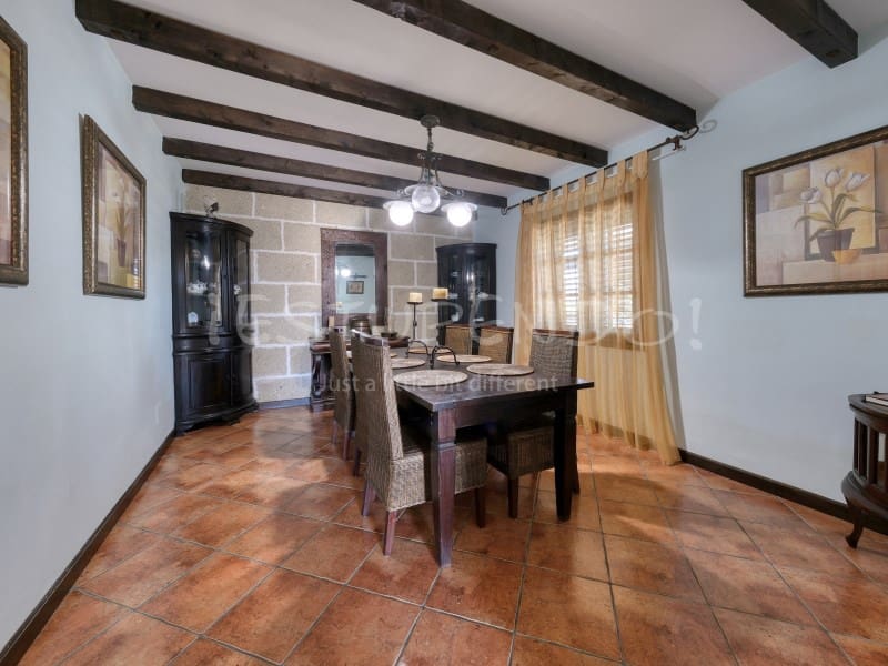 4 bedroom Villa for sale in Costa Teguise with garage - € 895,000 (Ref: 8498985)