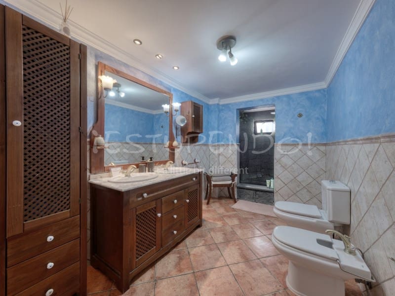 4 bedroom Villa for sale in Costa Teguise with garage - € 895,000 (Ref: 8498985)