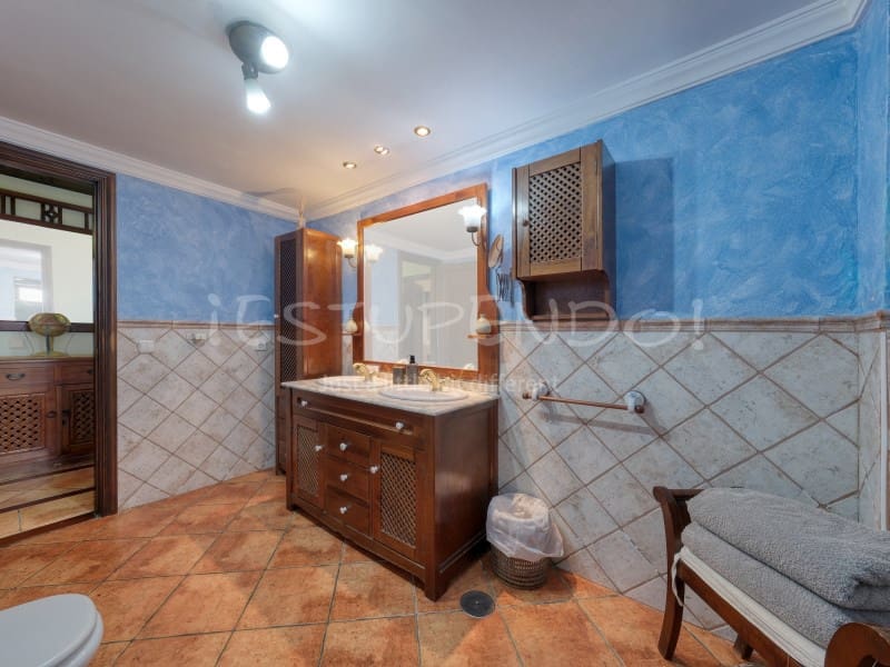 4 bedroom Villa for sale in Costa Teguise with garage - € 895,000 (Ref: 8498985)