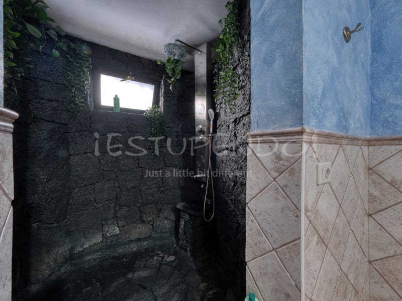 4 bedroom Villa for sale in Costa Teguise with garage - € 895,000 (Ref: 8498985)