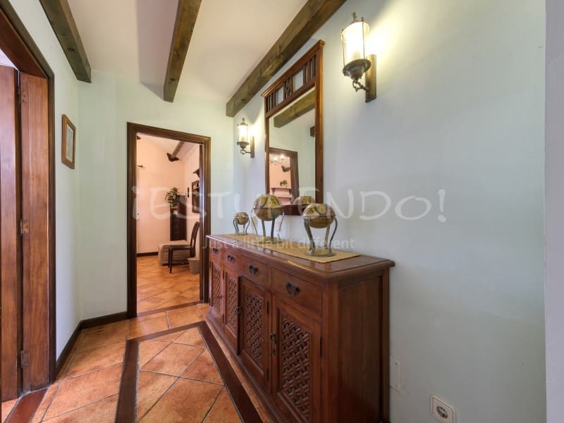 4 bedroom Villa for sale in Costa Teguise with garage - € 895,000 (Ref: 8498985)