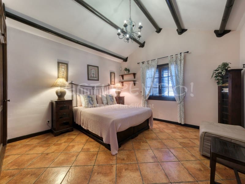 4 bedroom Villa for sale in Costa Teguise with garage - € 895,000 (Ref: 8498985)