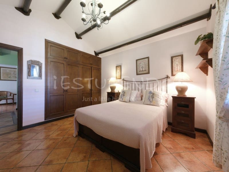 4 bedroom Villa for sale in Costa Teguise with garage - € 895,000 (Ref: 8498985)