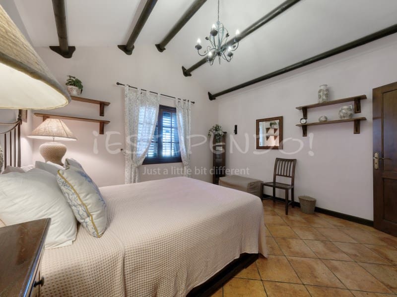 4 bedroom Villa for sale in Costa Teguise with garage - € 895,000 (Ref: 8498985)