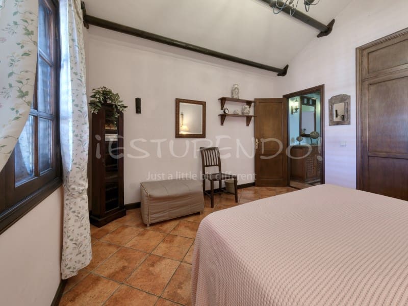 4 bedroom Villa for sale in Costa Teguise with garage - € 895,000 (Ref: 8498985)