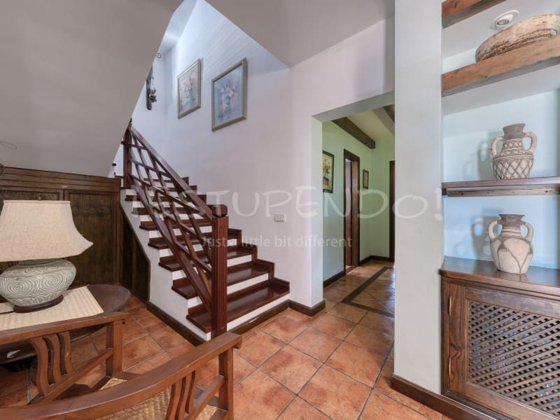 4 bedroom Villa for sale in Costa Teguise with garage - € 895,000 (Ref: 8498985)