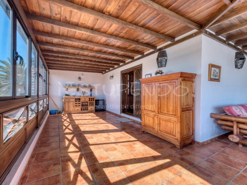 4 bedroom Villa for sale in Costa Teguise with garage - € 895,000 (Ref: 8498985)