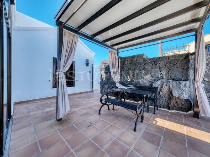 4 bedroom Villa for sale in Costa Teguise with garage - € 895,000 (Ref: 8498985)