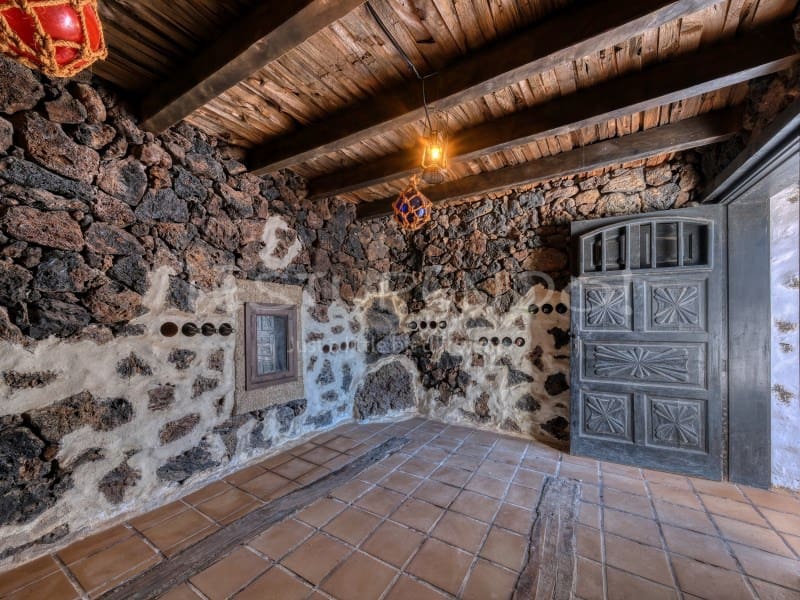 4 bedroom Villa for sale in Costa Teguise with garage - € 895,000 (Ref: 8498985)