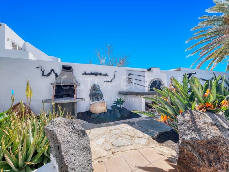 4 bedroom Villa for sale in Costa Teguise with garage - € 895,000 (Ref: 8498985)
