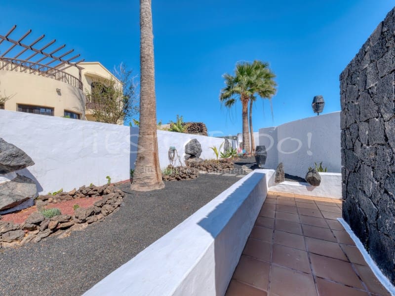 4 bedroom Villa for sale in Costa Teguise with garage - € 895,000 (Ref: 8498985)