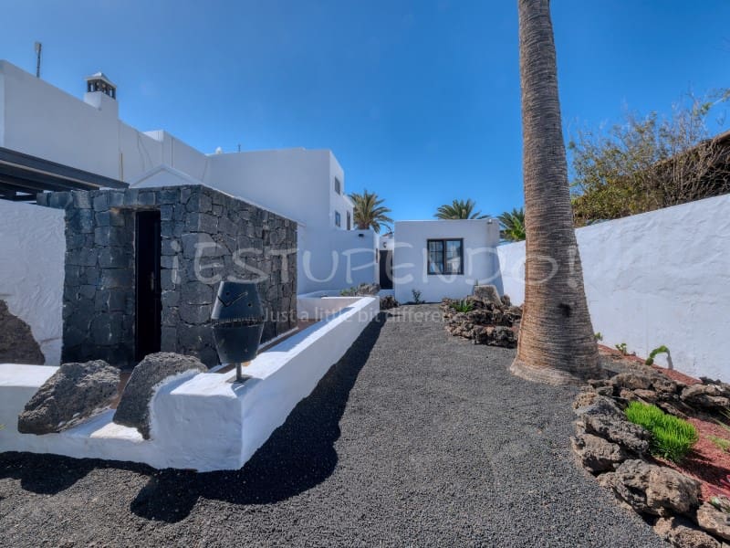 4 bedroom Villa for sale in Costa Teguise with garage - € 895,000 (Ref: 8498985)