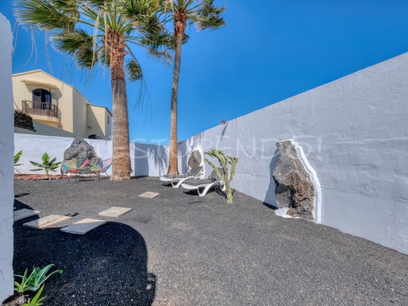 4 bedroom Villa for sale in Costa Teguise with garage - € 895,000 (Ref: 8498985)