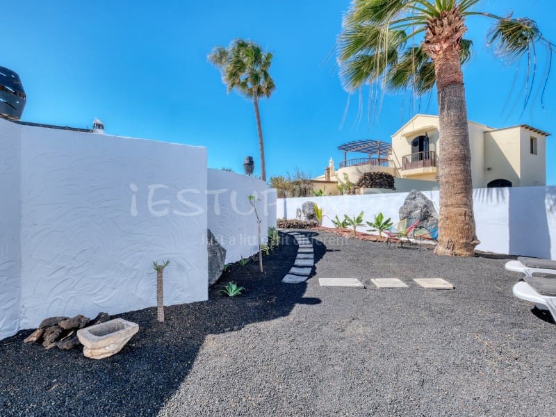 4 bedroom Villa for sale in Costa Teguise with garage - € 895,000 (Ref: 8498985)