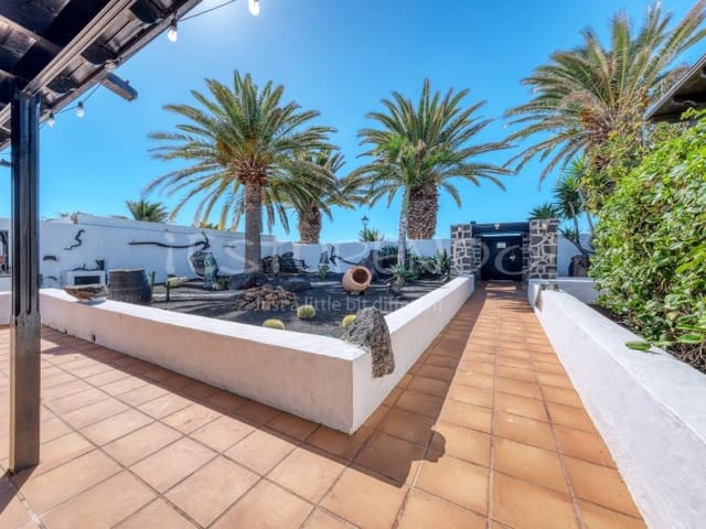 4 soveværelse Villa til salg i Costa Teguise, Teguise med garage - € 895.000 (Ref: 8498985)