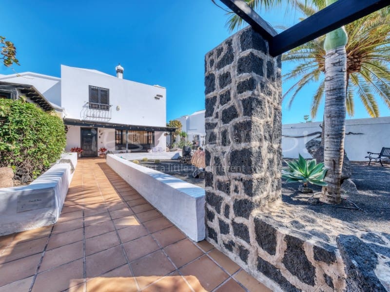 4 bedroom Villa for sale in Costa Teguise with garage - € 895,000 (Ref: 8498985)