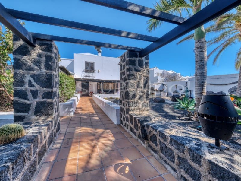 4 bedroom Villa for sale in Costa Teguise with garage - € 895,000 (Ref: 8498985)