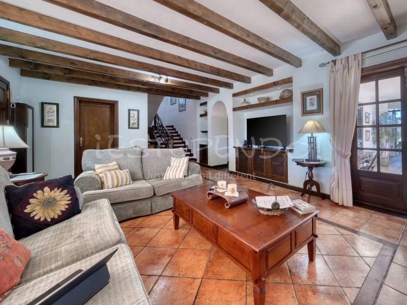 4 bedroom Villa for sale in Costa Teguise with garage - € 895,000 (Ref: 8498985)