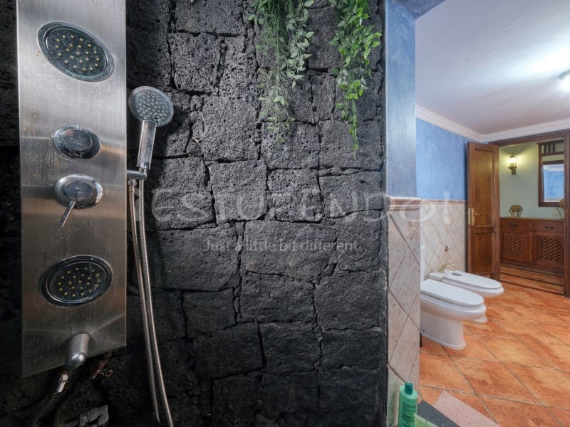 4 bedroom Villa for sale in Costa Teguise with garage - € 895,000 (Ref: 8498985)