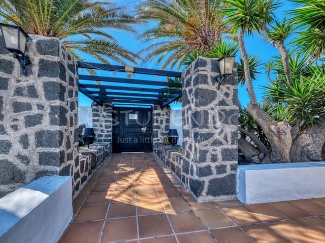 4 soveværelse Villa til salg i Costa Teguise, Teguise med garage - € 895.000 (Ref: 8498985)