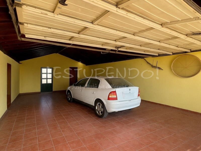 3 slaapkamer Villa te koop in Las Brenas met garage - € 990.000 (Ref: 9176641)