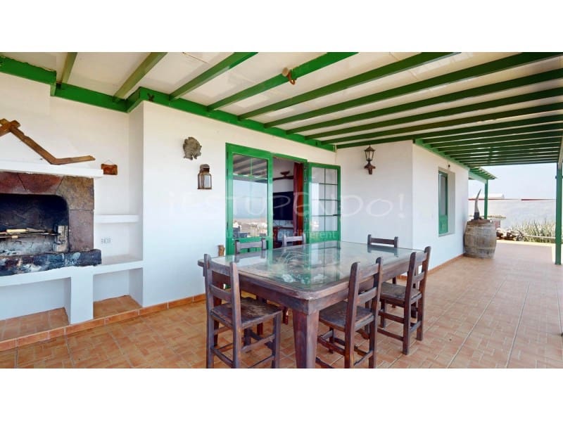 3 slaapkamer Villa te koop in Las Brenas met garage - € 990.000 (Ref: 9176641)