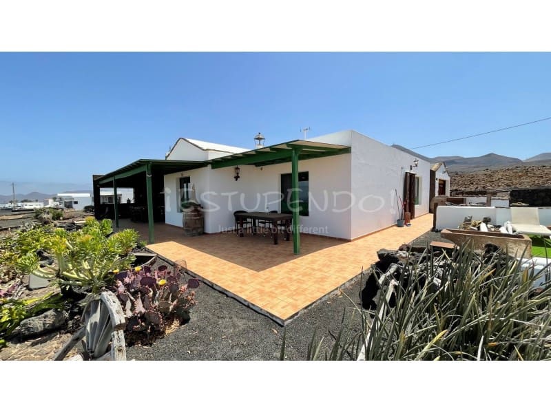 3 slaapkamer Villa te koop in Las Brenas met garage - € 990.000 (Ref: 9176641)