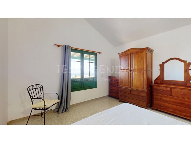 3 slaapkamer Villa te koop in Las Brenas met garage - € 990.000 (Ref: 9176641)