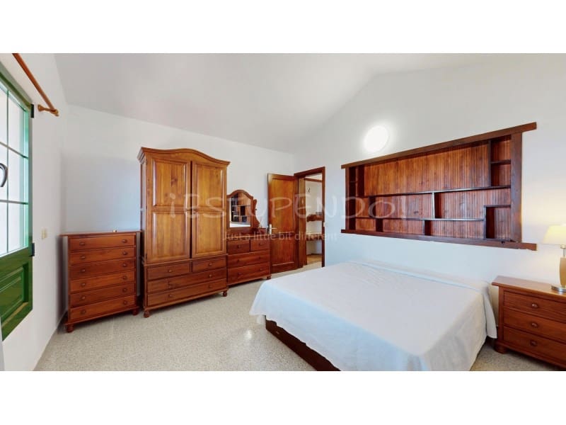 3 slaapkamer Villa te koop in Las Brenas met garage - € 990.000 (Ref: 9176641)