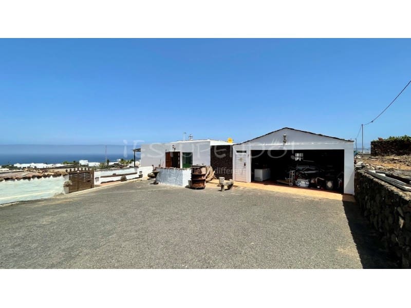 3 slaapkamer Villa te koop in Las Brenas met garage - € 990.000 (Ref: 9176641)