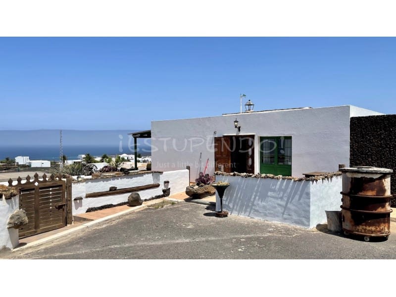 3 slaapkamer Villa te koop in Las Brenas met garage - € 990.000 (Ref: 9176641)