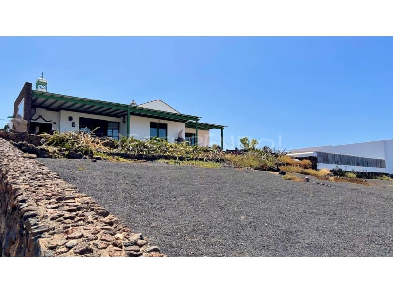 3 slaapkamer Villa te koop in Las Brenas met garage - € 990.000 (Ref: 9176641)