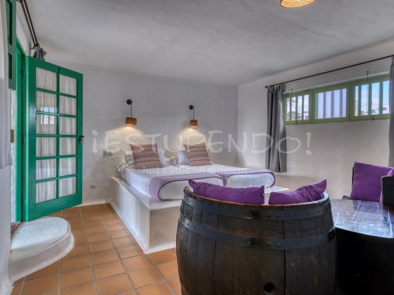 11 bedroom Hotel for sale in Playa Blanca with garage - € 3,000,000 (Ref: 9494527)