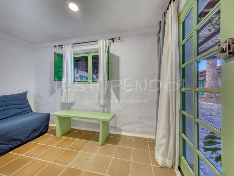 11 bedroom Hotel for sale in Playa Blanca with garage - € 3,000,000 (Ref: 9494527)