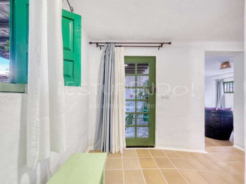 11 bedroom Hotel for sale in Playa Blanca with garage - € 3,000,000 (Ref: 9494527)