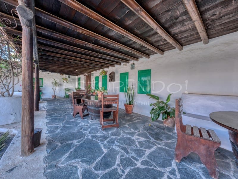 11 bedroom Hotel for sale in Playa Blanca with garage - € 3,000,000 (Ref: 9494527)