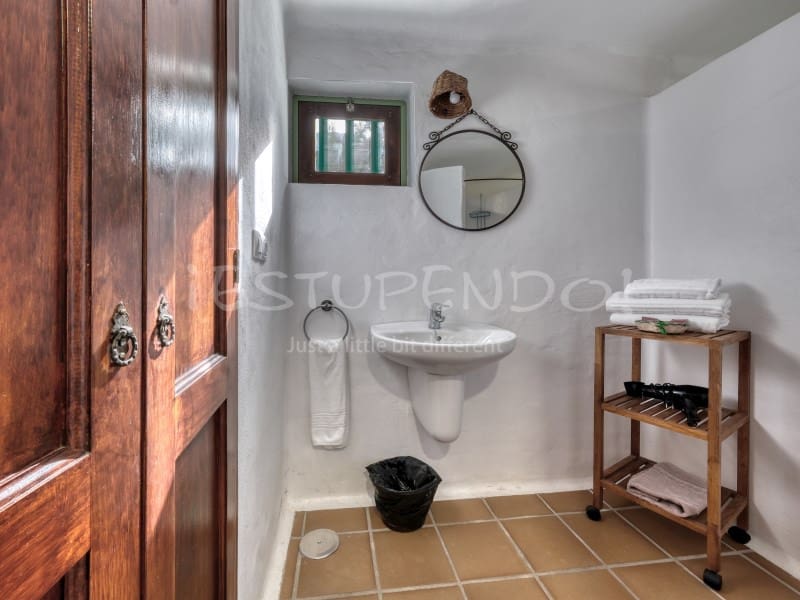 11 bedroom Hotel for sale in Playa Blanca with garage - € 3,000,000 (Ref: 9494527)