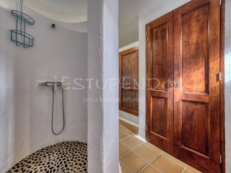 11 bedroom Hotel for sale in Playa Blanca with garage - € 3,000,000 (Ref: 9494527)