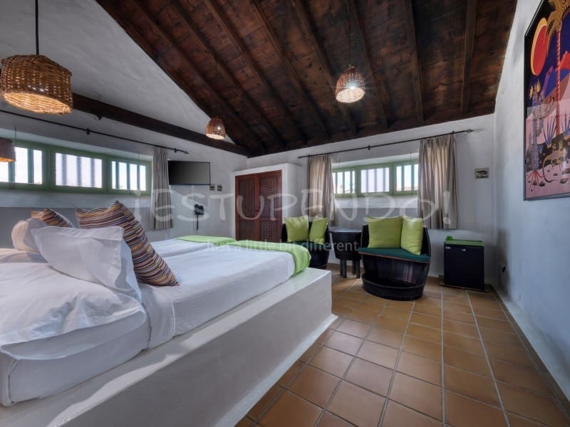 11 bedroom Hotel for sale in Playa Blanca with garage - € 3,000,000 (Ref: 9494527)